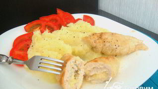 Куриные зразы с сыром в сырном соусе