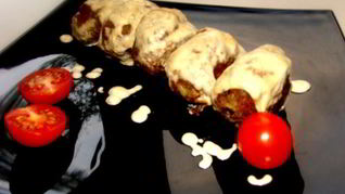 Мясные зразы с лесными грибами под сливочным соусом с сыром Джюгас