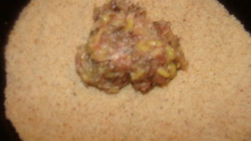 мясные зразы с лесными грибами под сливочным соусом с сыром джюгас