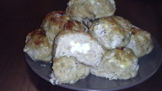 Мясные зразы с яйцом и пряным соусом