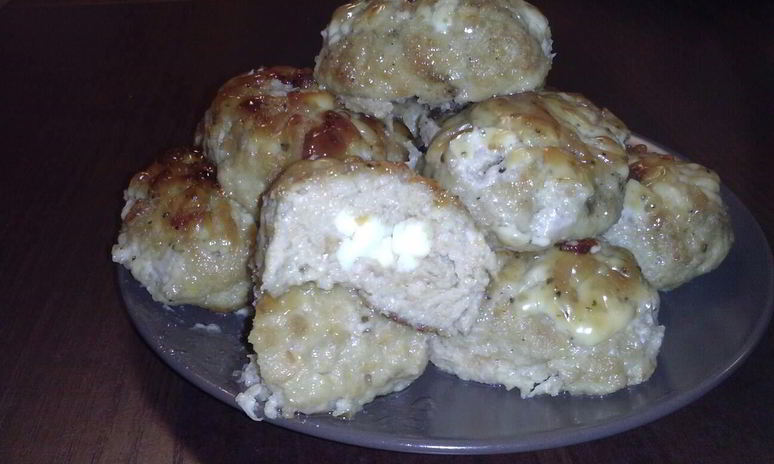 Рецепт мясных зраз с яйцом и пряным соусом