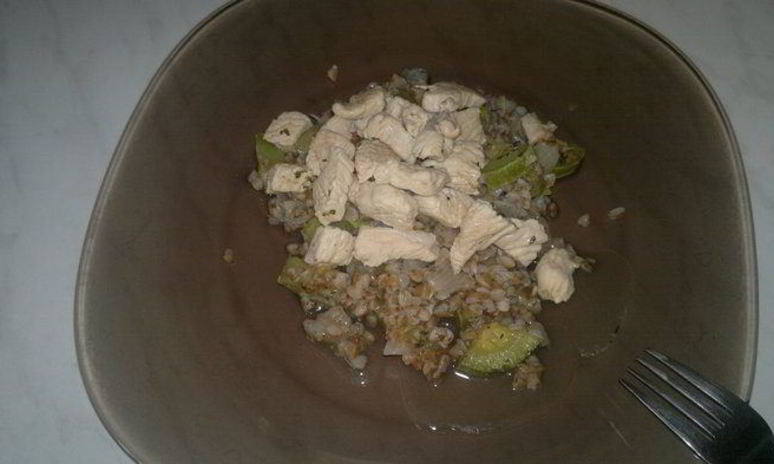 Рецепт гречки с кабачком, луком и грудкой индейки