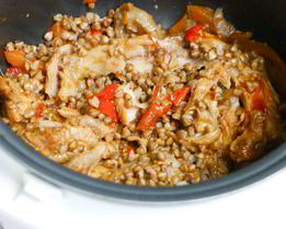 Гречка с курицей в мультиварке в томате
