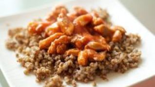 Гречка с курицей в томатном соусе