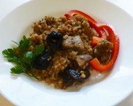 Гречка с мясом и черносливом