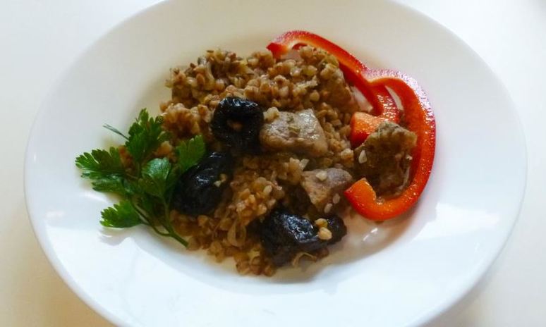 Рецепт гречки с мясом и черносливом