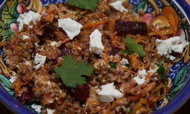 Рецепт гречки с овощами, козьим сыром и белым вином