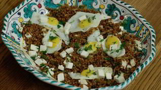 Гречка с перепелиными яйцами и овечьим сыром