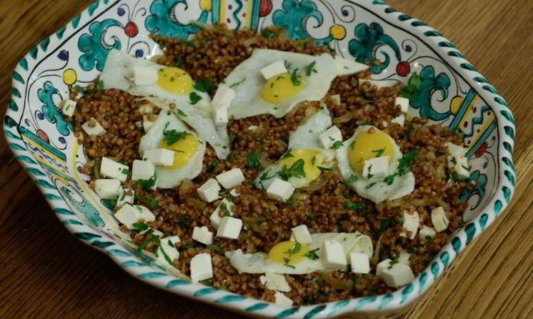 Рецепт гречки с перепелиными яйцами и овечьим сыром