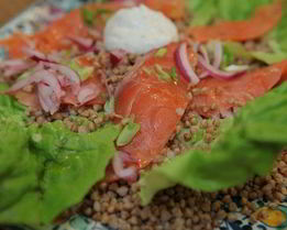 Гречка с семгой и маринованным луком