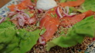 Гречка с семгой и маринованным луком