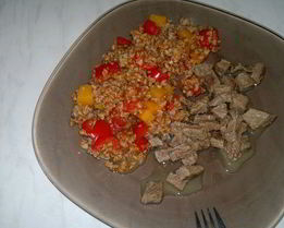 Гречка с томатным пюре, перцем и тыквой, говядина тушеная с тимьяном