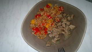 Гречка с томатным пюре, перцем и тыквой, говядина тушеная с тимьяном