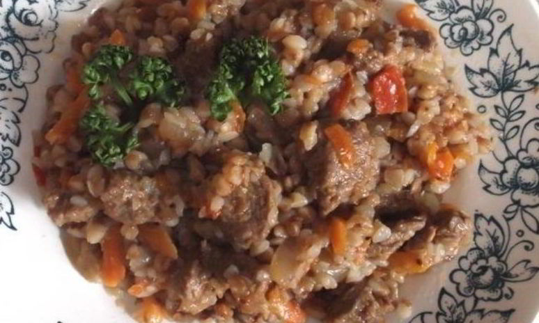 Рецепт гречки с тушенкой и луком