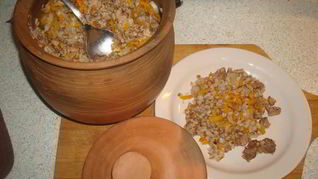 Гречка со свининой в махотке