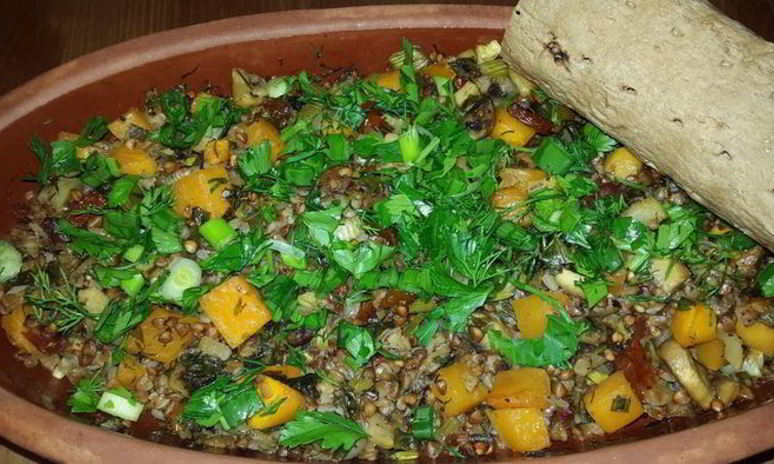 Рецепт гречки, томленой с тыквой, грибами, сельдереем и вялеными томатами