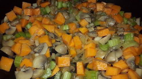 гречка, томленая с тыквой, грибами, сельдереем и вялеными томатами