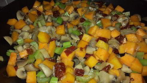 гречка, томленая с тыквой, грибами, сельдереем и вялеными томатами