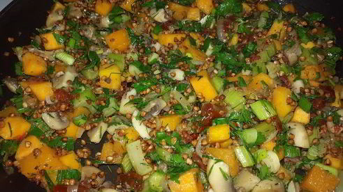 гречка, томленая с тыквой, грибами, сельдереем и вялеными томатами