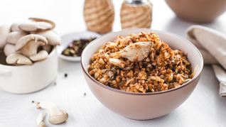 Гречневая каша с грибами и жареным чесноком
