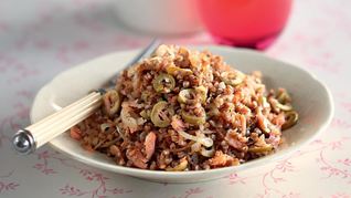 Гречневая каша с лососем и оливковым маслом