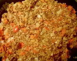 Каша гречневая с овощами и тушенкой