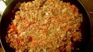 Каша гречневая с овощами и тушенкой