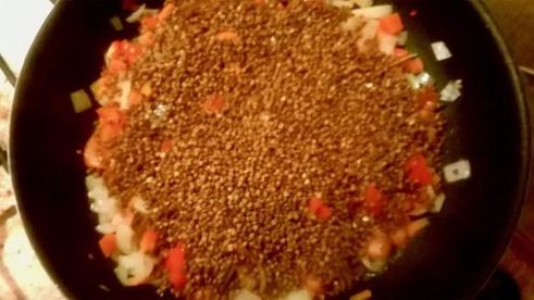 каша гречневая с овощами и тушенкой