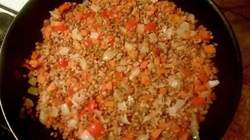 каша гречневая с овощами и тушенкой