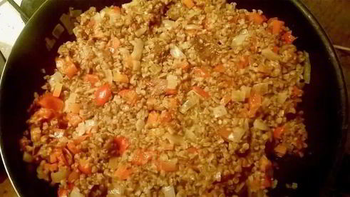 каша гречневая с овощами и тушенкой