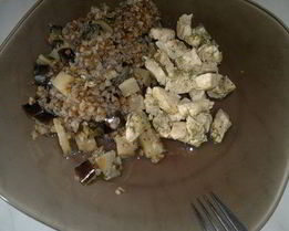 Куриные грудки с шалфеем и гречка с сельдеерем и баклажаном