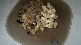 Куриные грудки с шалфеем и гречка с сельдеерем и баклажаном