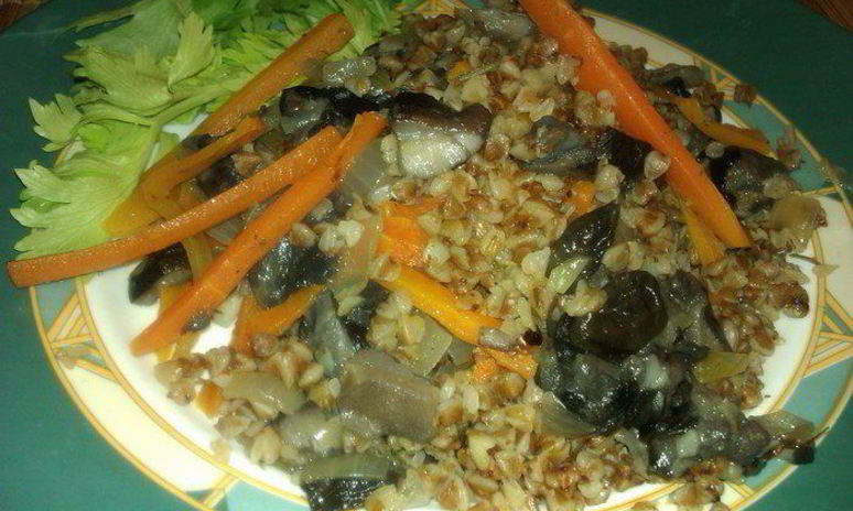 Рецепт постной гречки с маслятами и травами