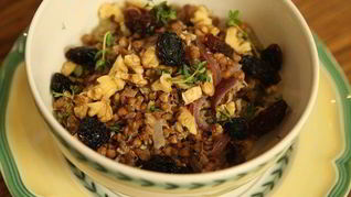 Стокгольмская гречневая каша с орехами и изюмом