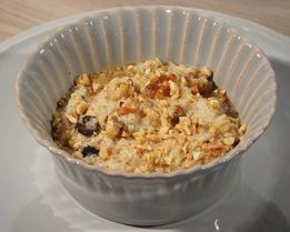 Каша из киноа с орехами и сухофруктами