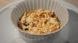 Каша из киноа с орехами и сухофруктами