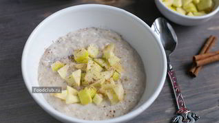 Овсяная каша с яблоками и корицей