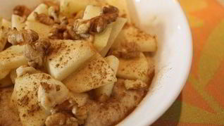 Овсянка с яблоками, орехами и корицей