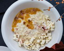 Пшенная каша на кокосовом молоке с чатни из тыквы и облепихи и попкорном