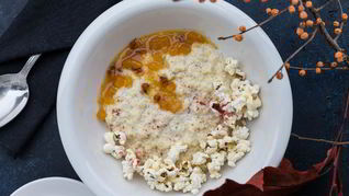 Пшенная каша на кокосовом молоке с чатни из тыквы и облепихи и попкорном