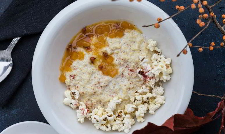 Рецепт пшенной каши на кокосовом молоке с чатни из тыквы и облепихи и попкорном