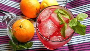 Апельсиново-брусничный холодный чай с мятой