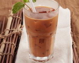 Холодный чай с молоком и мятой