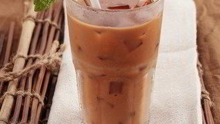 Холодный чай с молоком и мятой