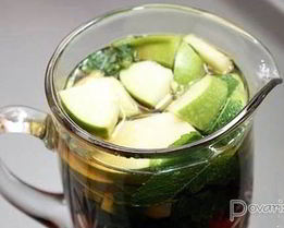 Холодный чай с яблоком и мятой