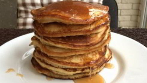 домашние блинчики с кленовым сиропом