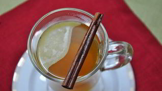 Горячий яблочный напиток со специями и сливочным маслом