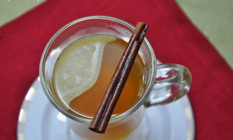 Рецепт горячего яблочного напитка со специями и сливочным маслом