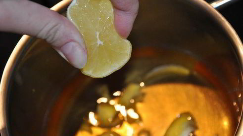 горячий яблочный напиток со специями и сливочным маслом