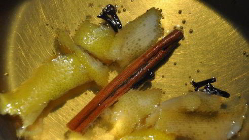 горячий яблочный напиток со специями и сливочным маслом